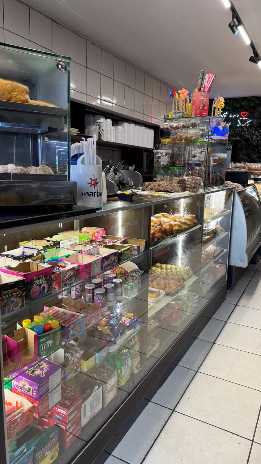 Vitrine de doces e balcão na loja Artemis