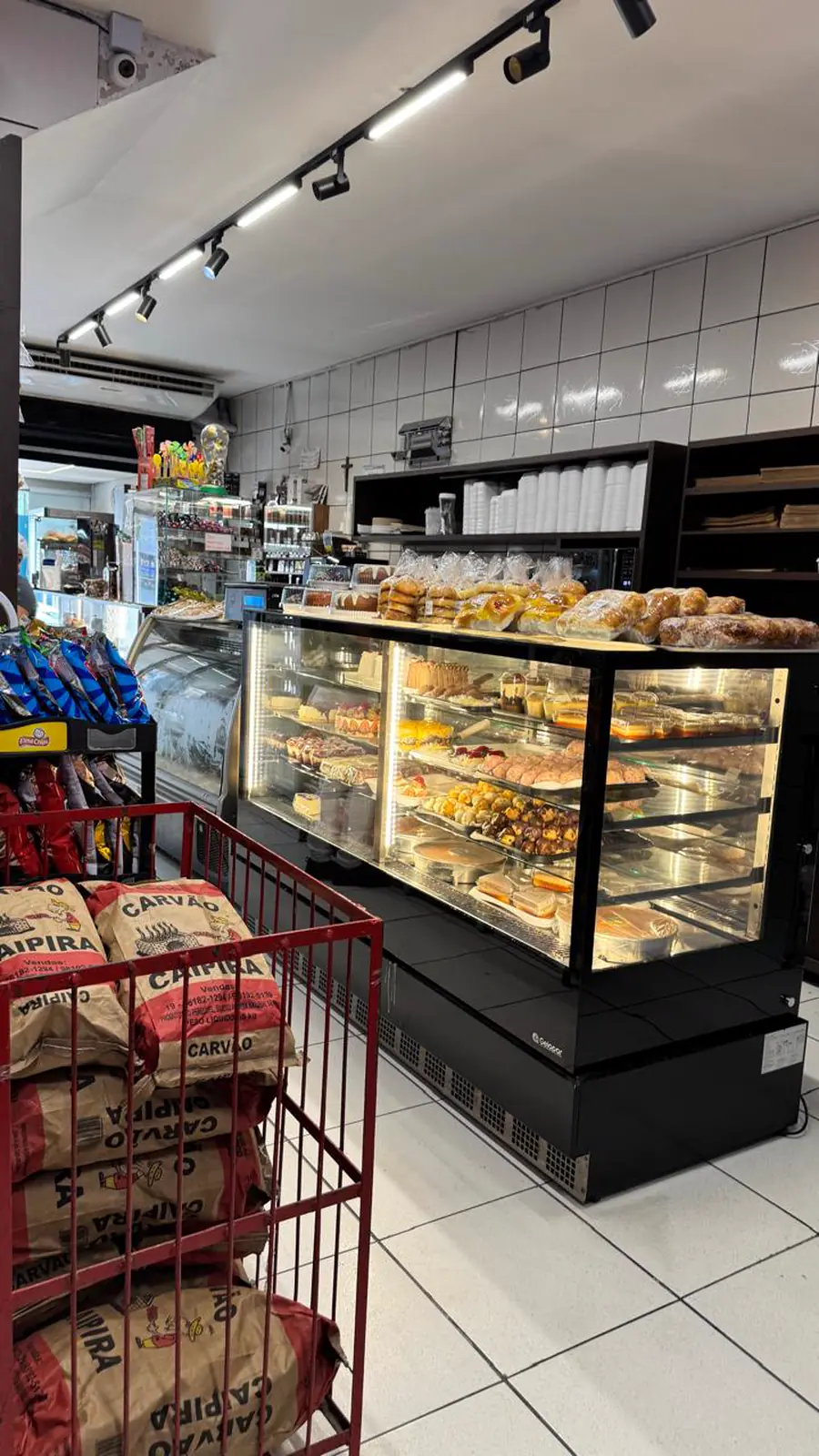 Vitrine de pães e salgados na loja Artemis