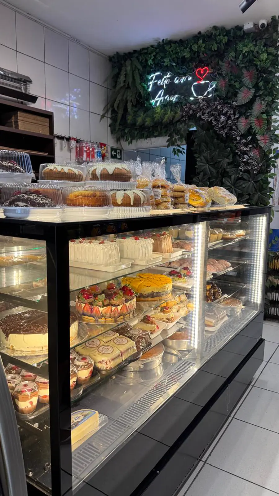 Vitrine de bolos e tortas na loja Artemis