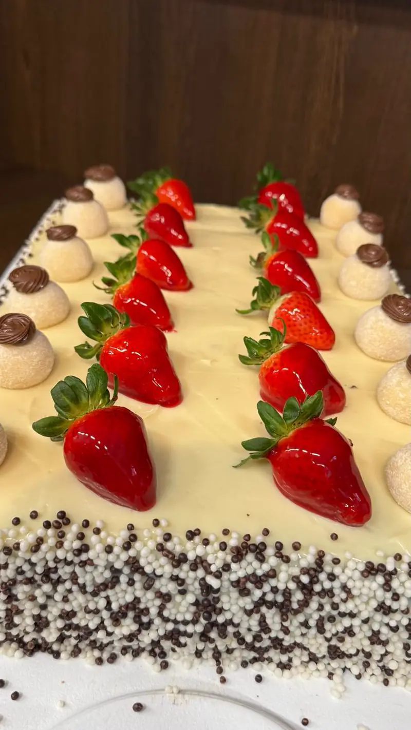Bolo branco com morangos