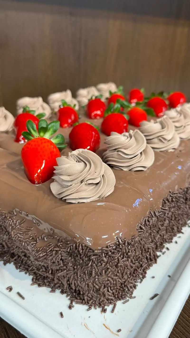 Bolo de chocolate com morangos