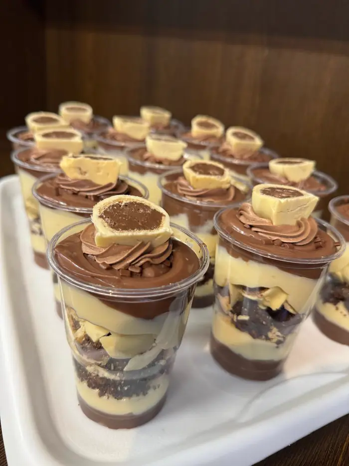 Doce no copo com bombom crocante