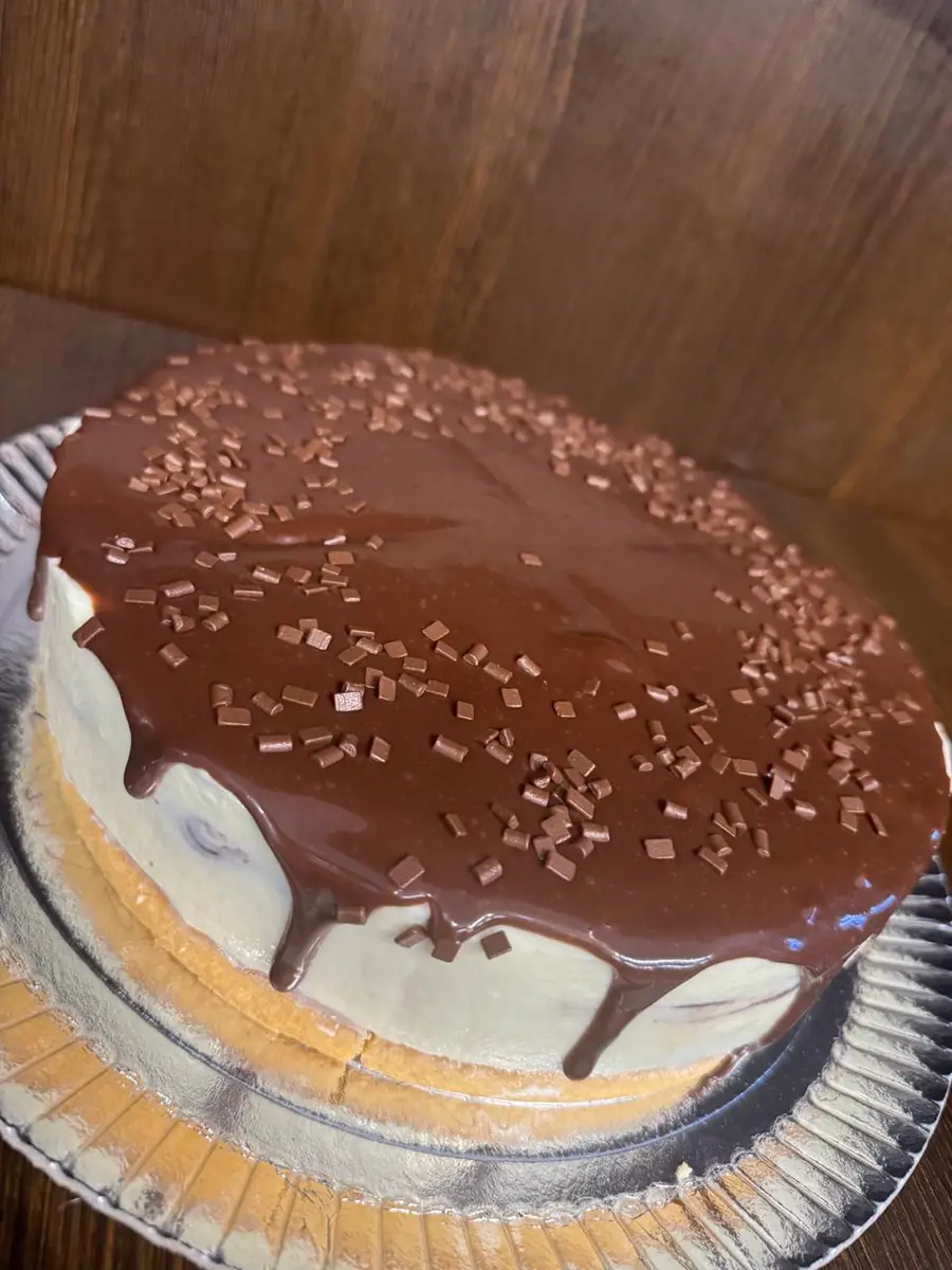 Bolo com cobertura de chocolate, sob encomenda