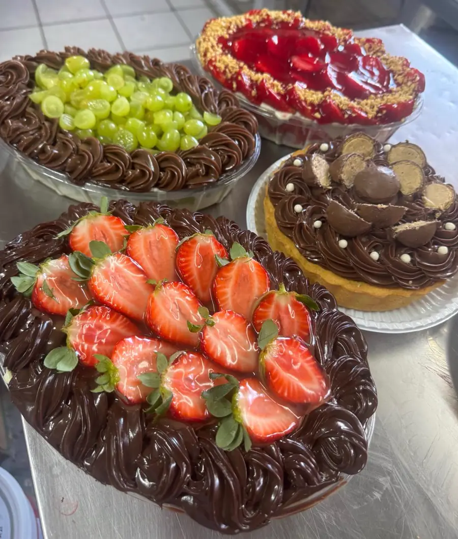 Tortas de chocolate com uva, morango e bombom, sob encomenda