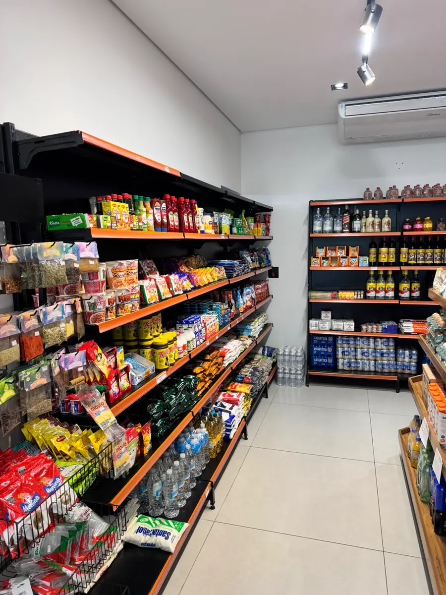 Prateleiras da mercearia na loja Lago Azul