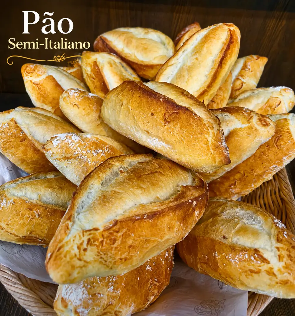Cesta de pão semi-italiano com casca dourada