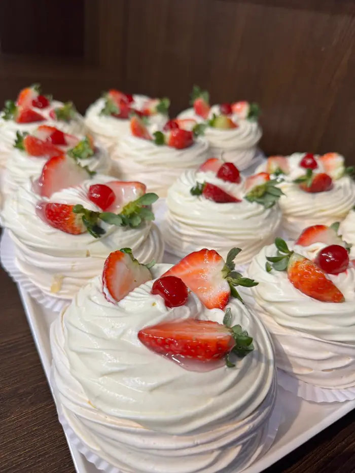 Pavlova com morango e chantilly